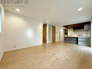 キッチン前のダイニングスペース　カウンターキッチンから料理の受け渡し等に便利です。ダイニングセットを置いても十分な広さを確保。
