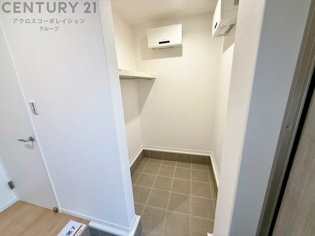 土間クローゼットがあることで玄関周りが広々。ベビーカーやスポーツ用品も置け、趣味や子育てを快適にサポート。暮らしの幅が広がる便利な収納です。