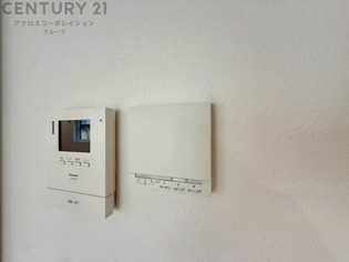 床暖房は、効率的な暖房システムであり、床からの温かさが快適な環境を提供します。床全体が均一に暖まり足元からの暖かさが感じられます。また空気の循環が少ないため、ホコリやアレルゲンの拡散を抑えます。
