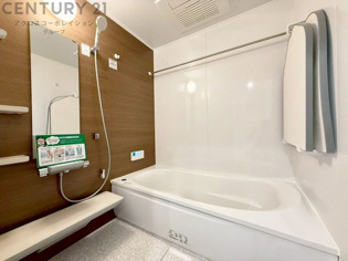 ユニットバスは省スペースでありながら、シンプルな設計と使いやすさを備え、簡便なメンテナンスが可能です。またミラー・小物置き場もあり便利です。
