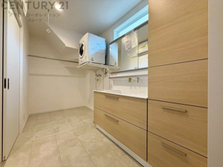 衣服の収納や脱ぎ着や整理整頓がしやすく、湿った衣類を乾燥させるスペースがありカビや臭いの発生を防ぎます。床の汚れを他の部屋に持ち込まず清潔を保つことができます。また快適な入浴環境の整備にも役立ちます。