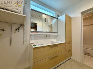 化粧品や洗顔料、歯ブラシなどの必需品をまとめて置ける収納スペースがあり、使用するたびに取り出す手間が省けます。また、水回りのため、濡れても大丈夫な素材が使用されており、お手入れが簡単です。
