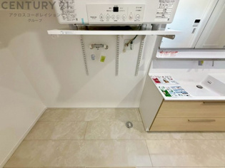 洗濯物の仕分け作業がしやすく、整理整頓が容易になります。洗濯音や湿気を他の部屋に持ち込まず、生活環境を快適に保ちます。上部を活用すれば収納スペースを確保でき洗剤や洗濯用品の整理もしやすくなります。
