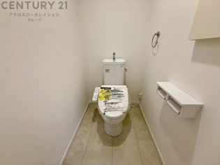 温水洗浄便座付トイレは温水洗浄機能により、暖かい水でおしりを洗浄することができ、冷たい水を使う従来の便座に比べ、温水洗浄機能で暖かいトイレを提供し、快適な使用を可能にします。
