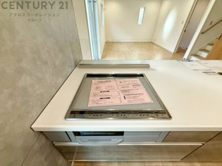 IHクッキングヒーターは高速で加熱し省エネで使いやすいく火を使わないため安全で、清掃も簡単です。調理制御がしやすく、食材を均等に加熱できます。
