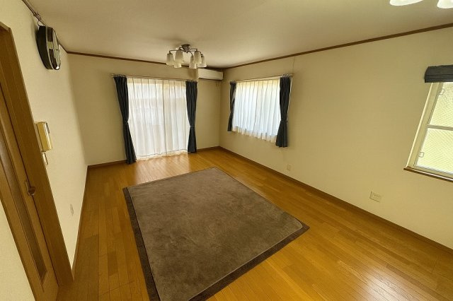 小牧市応時１丁目　中古戸建の居間・リビング|LDKは17.5帖あり、開放的です！※ＡＩ加工画像につき、現況と異なります。