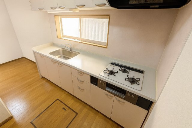 小牧市応時１丁目　中古戸建のキッチン|シンプルな色のシステムキッチンです！※ＡＩ加工画像につき、現況と異なります。