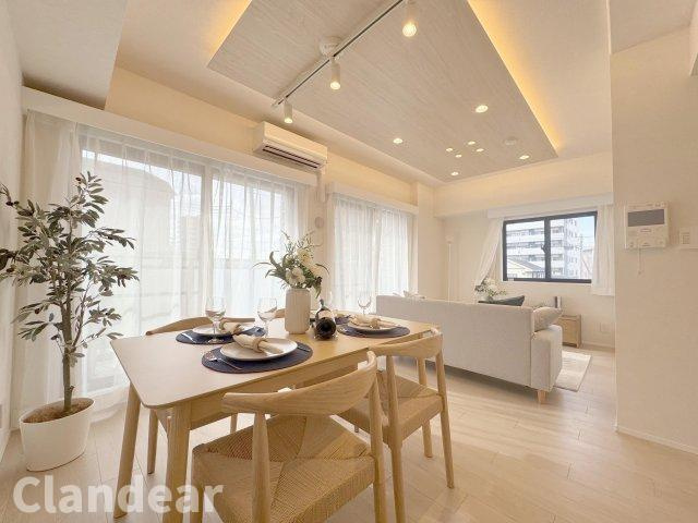 ディアハイム北松戸の居間・リビング|駅徒歩4分の利便性と、鹿島建設による確かな施工品質が魅力のマンション。生活施設が充実した落ち着いた住環境で、日々の暮らしに安心と快適さをもたらす住まいです。