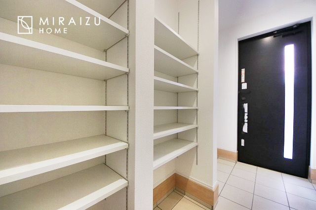 【外観】 | 青く澄み渡った綺麗な空と、陽の光をたっぷりと受ける、そんな新築住宅で新生活をスタートしてみませんか？見学・ご相談等、ミライズホーム(株)までお気軽にご連絡下さい♪

