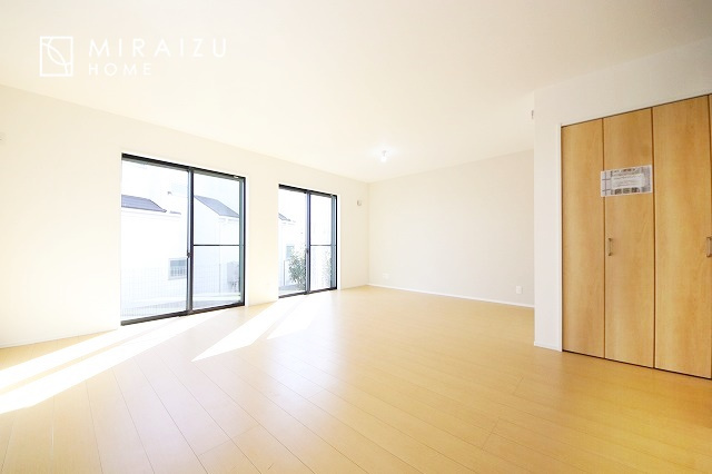 【前面道路含む現地写真】 | 贅沢な暮らしにぴったり設備が魅力♪家事導線の良い水回りで毎日綺麗家事もラクラク♪早朝、夜間問わず現地見学＆周辺環境ご案内致します♪
