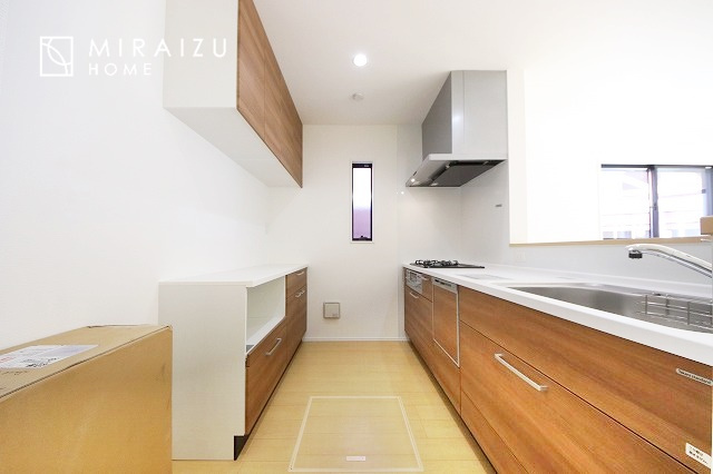 【外観】 | 青く澄み渡った綺麗な空と、陽の光をたっぷりと受ける、そんな新築住宅で新生活をスタートしてみませんか？見学・ご相談等、ミライズホーム(株)までお気軽にご連絡下さい♪
