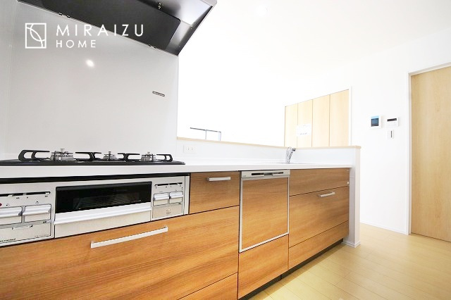 【前面道路含む現地写真】 | プライバシー性と開放感を高める住環境。陽当たりの良い開かれたロケーションを活かし、心地よい暮らしをプランニング