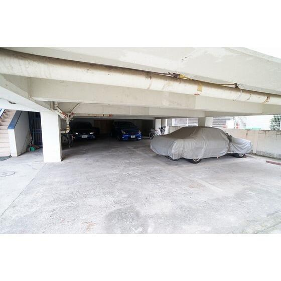 建物1Fに駐車場あり