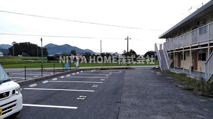 ハイツシャロームの駐車場|清潔感のあるエントランスです◆