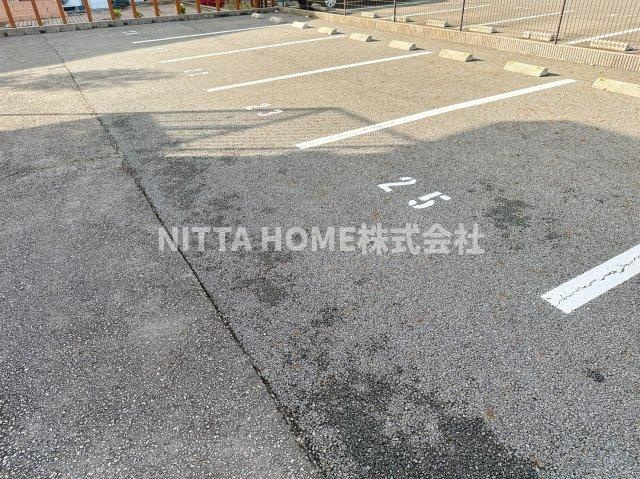 ハイツシャロームの駐車場|敷地内に駐車場も完備♪