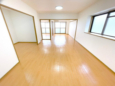 【居間・リビング】 | イプシロンC棟　312 | ※内観写真は間取改造後の同型反転タイプＡ棟315号（※LDKはＡ棟315号が3.3帖広い）
（2025．2）撮影分を代用・準備中