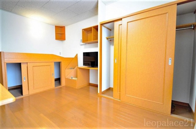 【居間・リビング】 | レオパレスウイロウⅡ | 設備仕様は号室により異なる為、現況を優先とします。