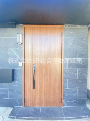 本庄1丁目中古戸建の玄関|玄関ドアは開け閉めが楽なリモコンキーです！