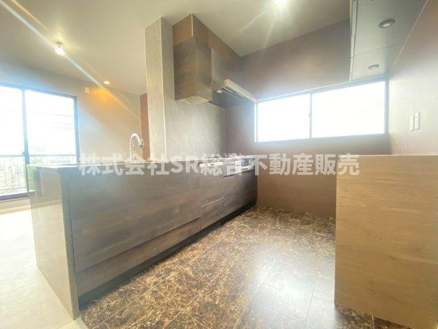 本庄1丁目中古戸建のキッチン|カップボード付いてます♪