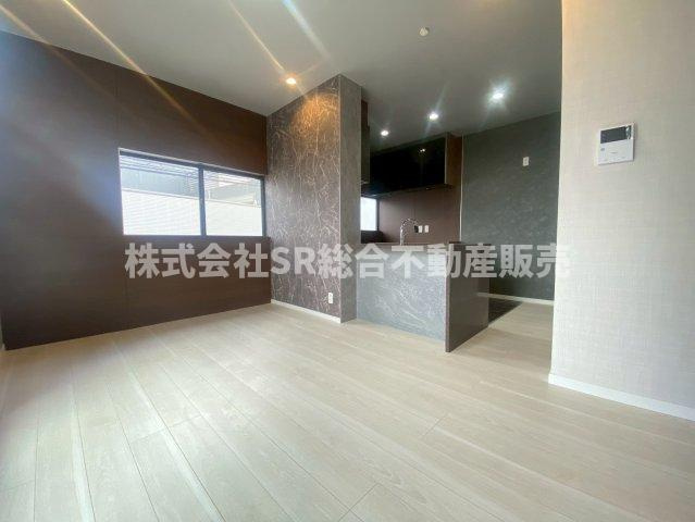 本庄1丁目中古戸建の居間・リビング|全体的にシックな内装に仕上がっています！ご家族でゆったりお過ごしいただけます♪