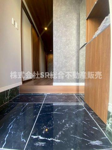 本庄1丁目中古戸建の玄関|玄関にはシューズボックスもあり広めの玄関です！