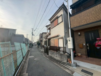 【前面道路含む現地写真】 | 東八田　中古戸建 | 南面バルコニーですので、日当り良好で洗濯物が良く乾きそうですね！