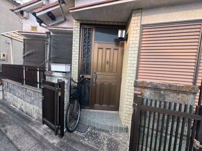 【玄関】 | 東八田　中古戸建 | 玄関には明り取りがあり皆様を明るくお出迎えしてくれます♪