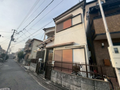 【前面道路含む現地写真】 | 東八田　中古戸建 | 窓には雨戸が備え付けで防災面でもしっかりガード♪