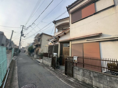 【前面道路含む現地写真】 | 東八田　中古戸建 | ライフラインは安定供給の都市ガス採用です。♪