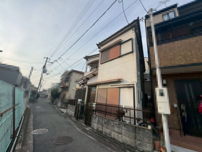 【前面道路含む現地写真】 | 東八田　中古戸建 | お料理に集中しやすい壁付けキッチンです！キッチンの前に窓があるので、明るく換気しやすいキッチンです！