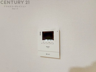 訪問者が来たときにテレビ画面で確認できるため、安心してドアを開けられます。録画機能があるものもあり、留守中に来訪者を記録しておくことができます。利便性が高く、セキュリティ面でも安心です。
