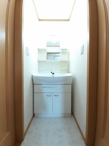 グレイスフル　Ｂの洗面所|ゆったりとスペースのある洗面所