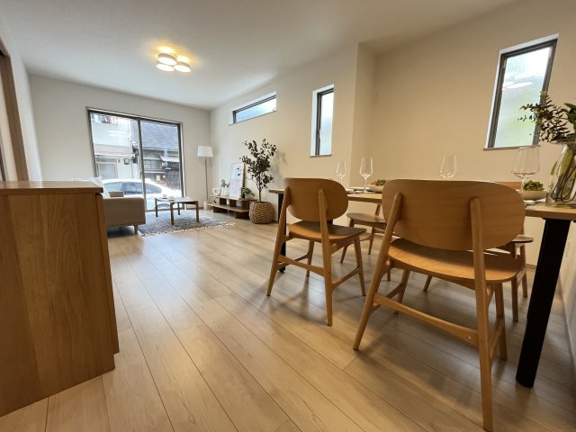 「西宮市新築一戸建」西宮浜町の居間・リビング|使いやすいリビングです