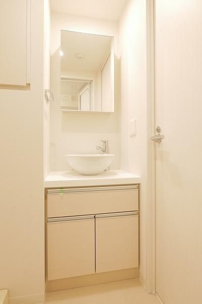 プレミアムキューブG北新宿の洗面所|■キャビネット収納付きの独立洗面台