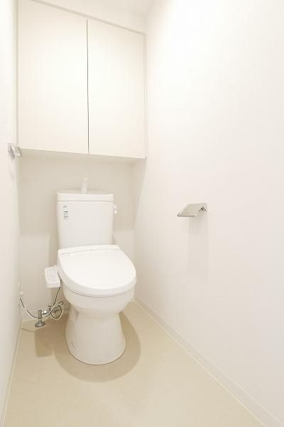 プレミアムキューブG北新宿のトイレ|♪温水洗浄便座♪■ウォールキャビネット収納付き♪