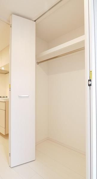 プレミアムキューブG北新宿の収納|■洋室■クローゼット収納（ウォークインではありません）