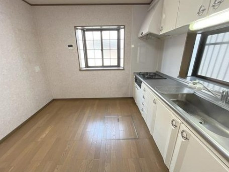 【中古】川越市旭町３丁目中古住宅のキッチン|余裕あるキッチンスペースです
