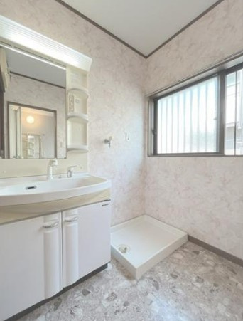 【中古】川越市旭町３丁目中古住宅の独立洗面台|朝の身支度に欠かせない洗面台です！お引渡し前に新品になります！