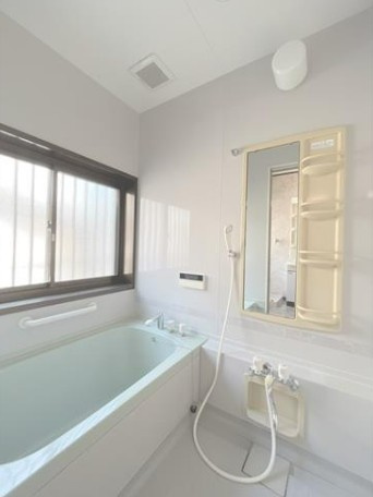 【中古】川越市旭町３丁目中古住宅の浴室|足の伸ばせるバスタブでリラックスタイムを過ごしましょう！