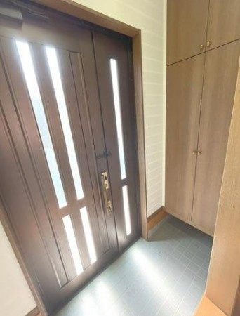 【中古】川越市旭町３丁目中古住宅の玄関|明るい玄関ホールです