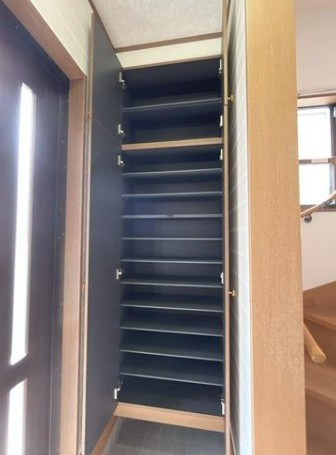 【中古】川越市旭町３丁目中古住宅の玄関|玄関収納もたくさん入ります！