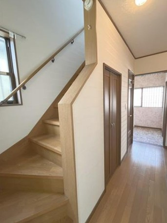 【中古】川越市旭町３丁目中古住宅の内装|階段と廊下です