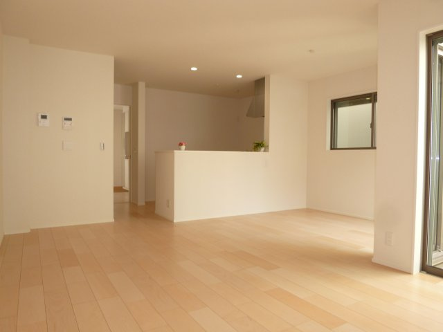 MIRASUMO千種区若水320②｜名古屋市の戸建ならホームアップの居間・リビング|【売主施工例】南から陽射しが入り明るいリビング