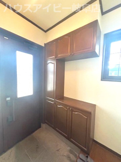 【玄関】 | 大垣市鶴見町！一条工務店施工の中古住宅築20年！お車並列2台可能！折板ガレージ付き！ | 大垣市鶴見町！一条工務店施工の中古住宅築20年！お車並列2台可能！折板ガレージ付き！