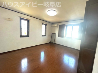 【洋室】 | 大垣市鶴見町！一条工務店施工の中古住宅築20年！お車並列2台可能！折板ガレージ付き！ | 大垣市鶴見町！一条工務店施工の中古住宅築20年！お車並列2台可能！折板ガレージ付き！