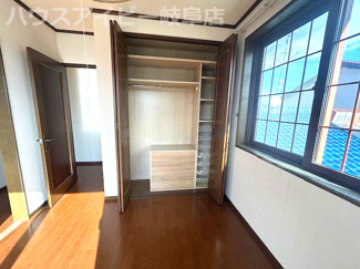 【洋室】 | 大垣市鶴見町！一条工務店施工の中古住宅築20年！お車並列2台可能！折板ガレージ付き！ | 大垣市鶴見町！一条工務店施工の中古住宅築20年！お車並列2台可能！折板ガレージ付き！