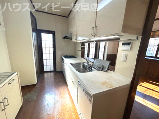 【キッチン】 | 大垣市鶴見町！一条工務店施工の中古住宅築20年！お車並列2台可能！折板ガレージ付き！ | 大垣市鶴見町！一条工務店施工の中古住宅築20年！お車並列2台可能！折板ガレージ付き！