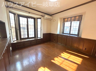 【居間・リビング】 | 大垣市鶴見町！一条工務店施工の中古住宅築20年！お車並列2台可能！折板ガレージ付き！ | 大垣市鶴見町！一条工務店施工の中古住宅築20年！お車並列2台可能！折板ガレージ付き！