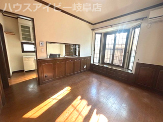 【居間・リビング】 | 大垣市鶴見町！一条工務店施工の中古住宅築20年！お車並列2台可能！折板ガレージ付き！ | 大垣市鶴見町！一条工務店施工の中古住宅築20年！お車並列2台可能！折板ガレージ付き！