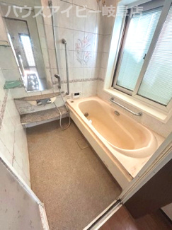 【浴室】 | 大垣市鶴見町！一条工務店施工の中古住宅築20年！お車並列2台可能！折板ガレージ付き！ | 大垣市鶴見町！一条工務店施工の中古住宅築20年！お車並列2台可能！折板ガレージ付き！